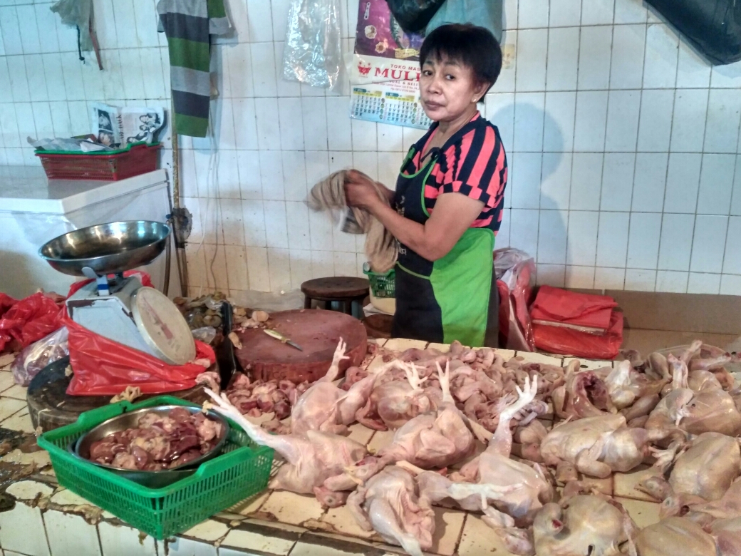 seorang-pedagang-daging-ayam-di-pasar-slipi-kemanggisan-jakarta-barat.jpg