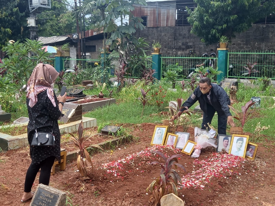 seorang-peziarah-andi-berfoto-di-makam-vanessa-angel-dan-bibi-andriansyah.jpg