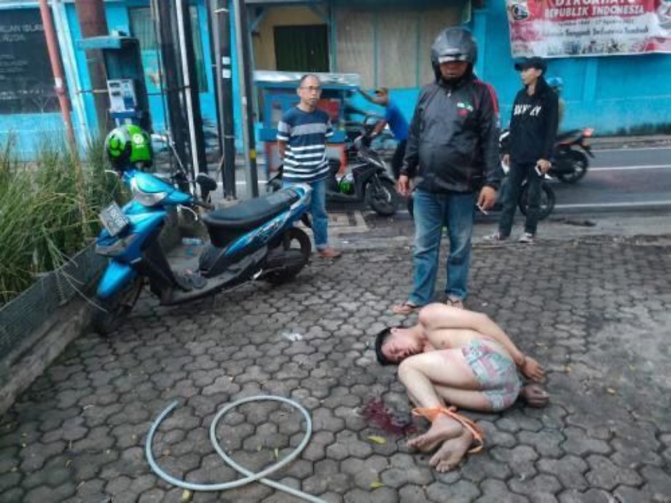 seorang-pria-diduga-maling-babak-belur-dihajar-massa-di-jalan-kemang-timur.jpg