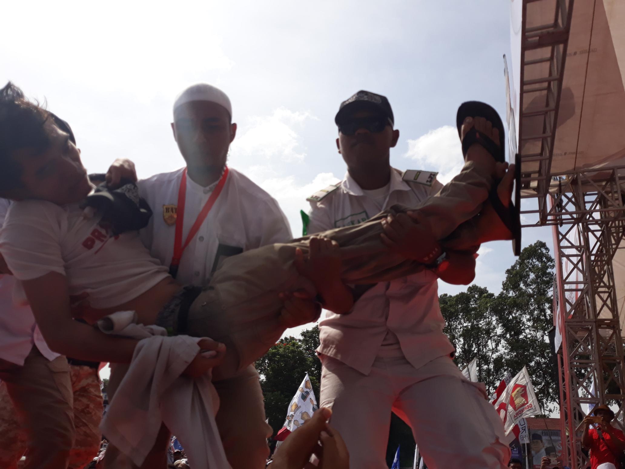 seorang-pria-pingsan-di-acara-kampanye-rapat-umum-pasangan-capres-cawapres-nomor-urut-02.jpg