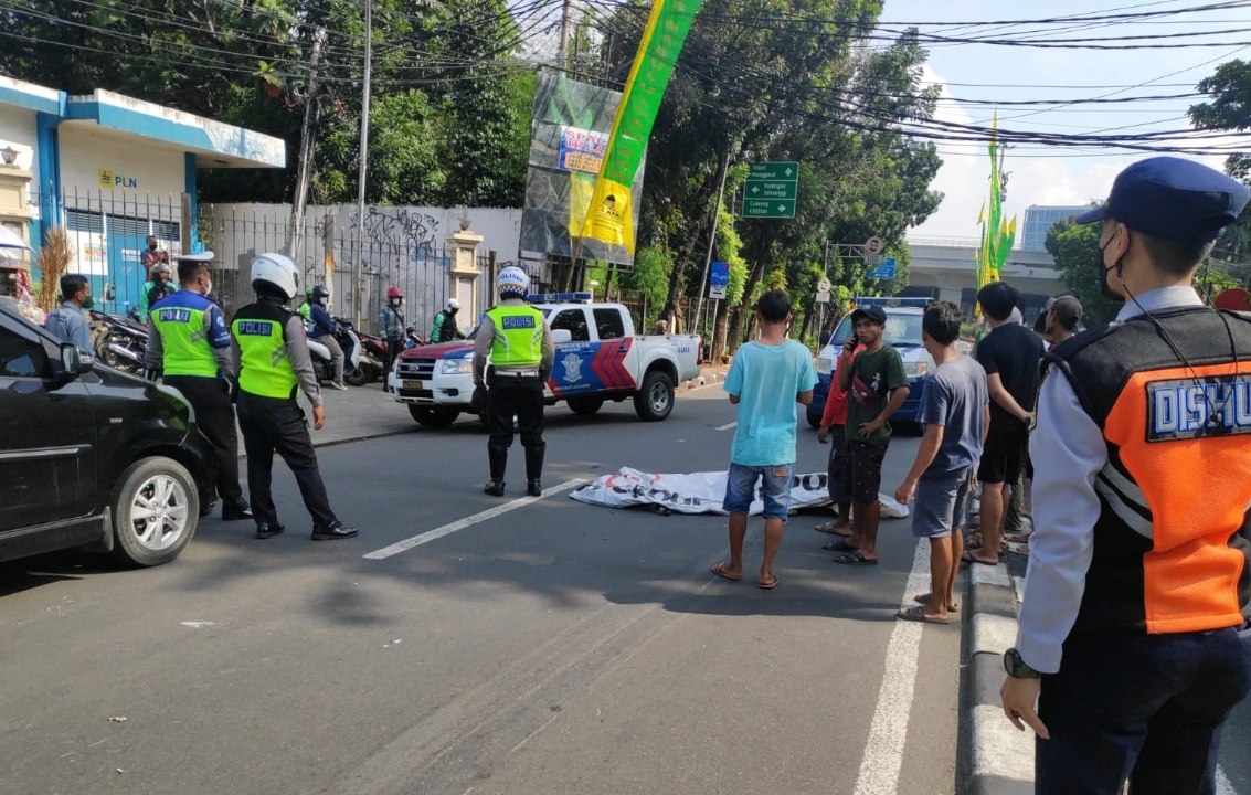 seorang-pria-tewas-diduga-tertabrak-bus-transjakarta-di-jalan-raya-pasar-minggu.jpg