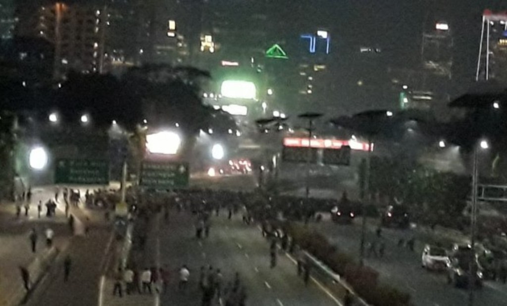 Massa di Kolong Flyover Senayan Mulai Serang Petugas dengan Kembang Api