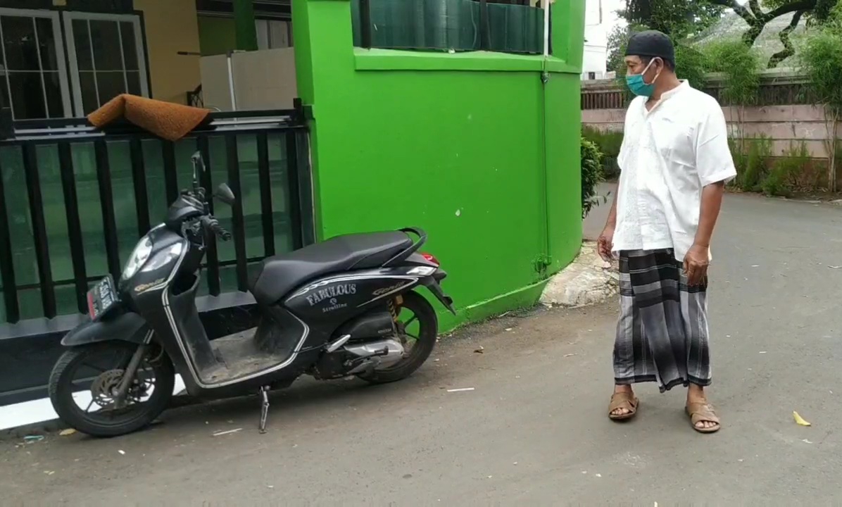 simin-tunjukan-lokasi-motornya-terparkir.jpg