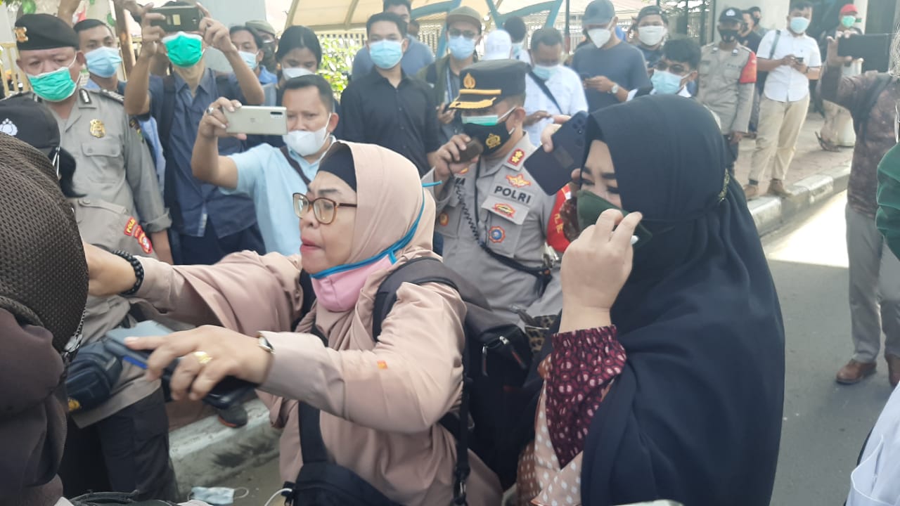 simpatisan-rizieq-di-pn-jaktim.jpg