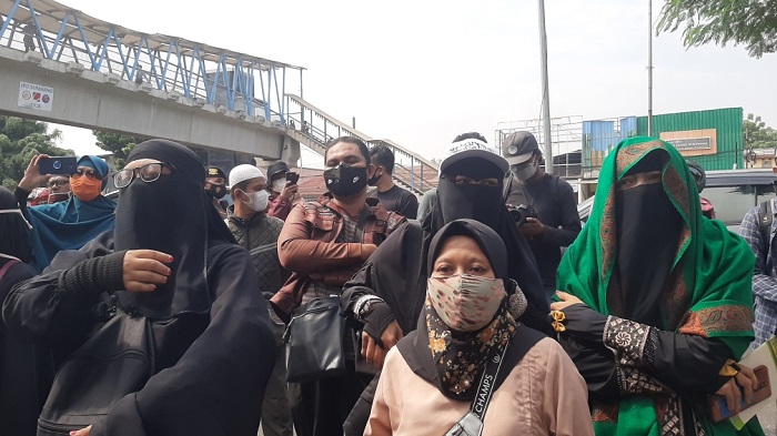 Ratusan Simpatisan Rizieq Shihab Tetap Datangi PN Jakarta Timur Meski Sidang Digelar Virtual