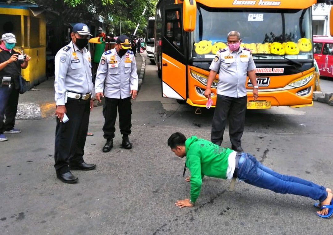 Sopir dan Pengurus PO di Terminal Tanjung Priok Kena Sanksi Push-Up Karena Tak Pakai Masker