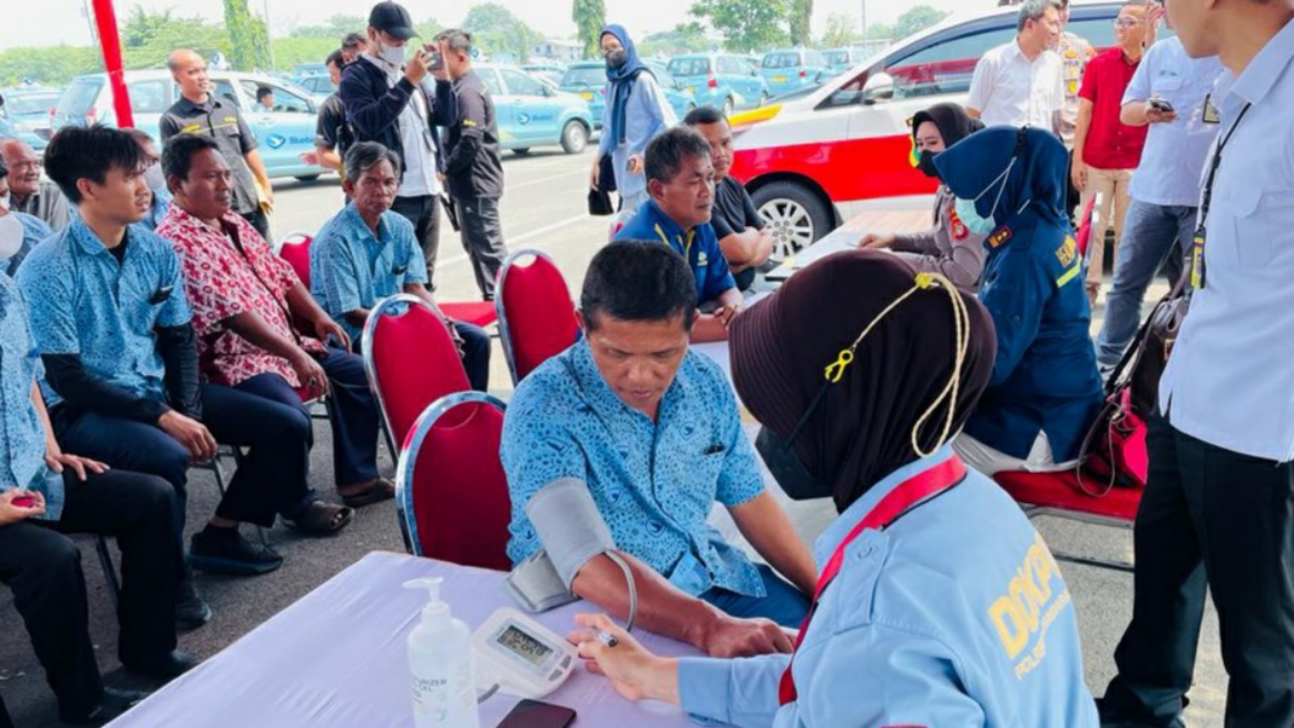 sopir-taksi-di-bandara-soekarno-hatta-jalani-pemeriksaan-kesehatan-memasuki-arus-mudik-lebaran.jpg
