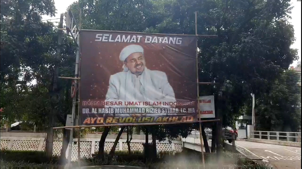 Sejumlah Spanduk Terpampang di Tebet Sambut Kepulangan Rizieq Shihab