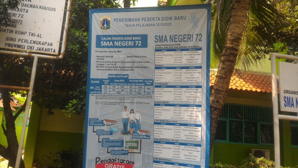 spanduk-informasi-seputar-ppdb-online-2019-yang-dipasang-di-dekat-pintu-masuk-lobby-sman-72-jakarta.jpg