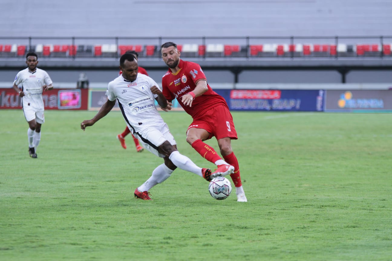 striker-persija-jakarta-marko-simic-dikawal-oleh-pemain-persipura-jayapura.jpg