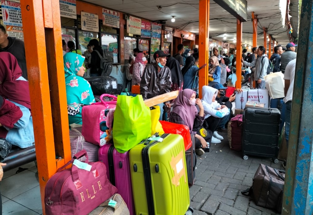 suasana-antrean-penumpang-pada-puncak-arus-mudik-di-terminal-kalideres.jpg