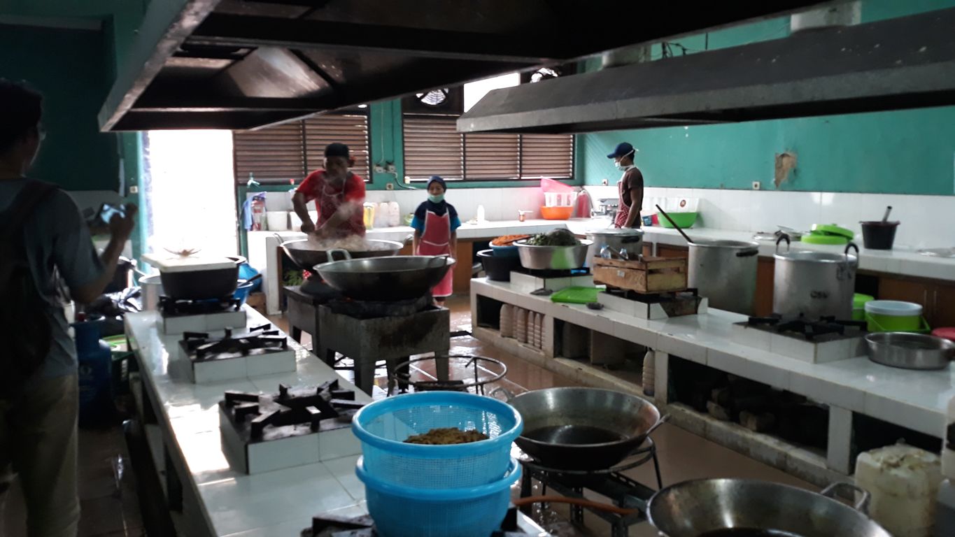 suasana-dapur-pemasok-kebutuhan-katering-di-asrama-haji-embarkasi-jakarta-bekasi_20180724_170755.jpg
