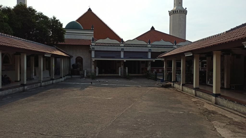 suasana-di-masjid-luar-batang-penjaringan-jakarta-utara.jpg