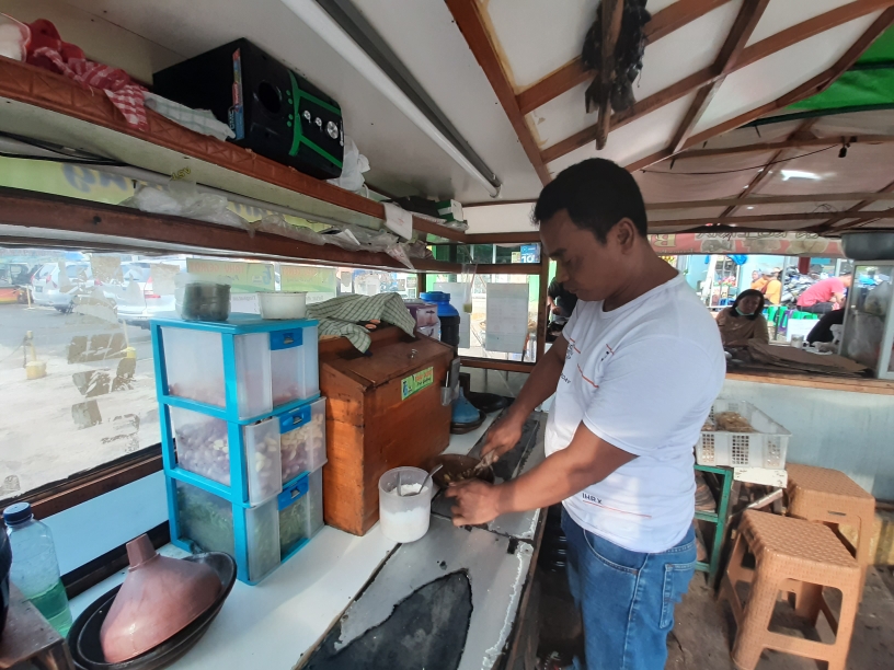 suasana-di-warung-makan-tahu-gejrot-dengan-cabai-puluhan-hingga-ratusan-3.jpg