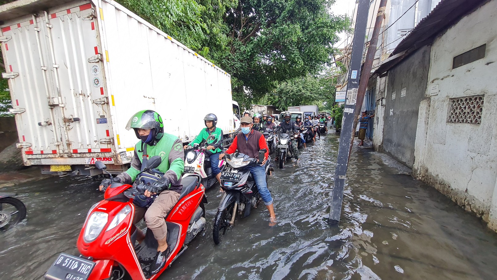 suasana-kemacetan-lalu-lintas-yang-terjadi-di-jalan-kamal-raya-cengkareng-barat-3.jpg