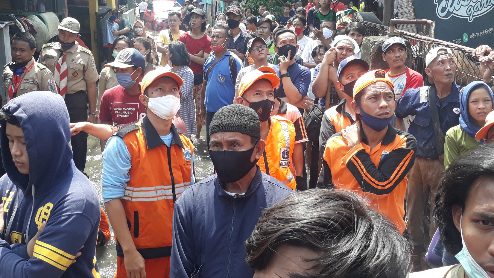 suasana-kerumunan-di-depan-posko-pengungsian-di-ciganjur.jpg
