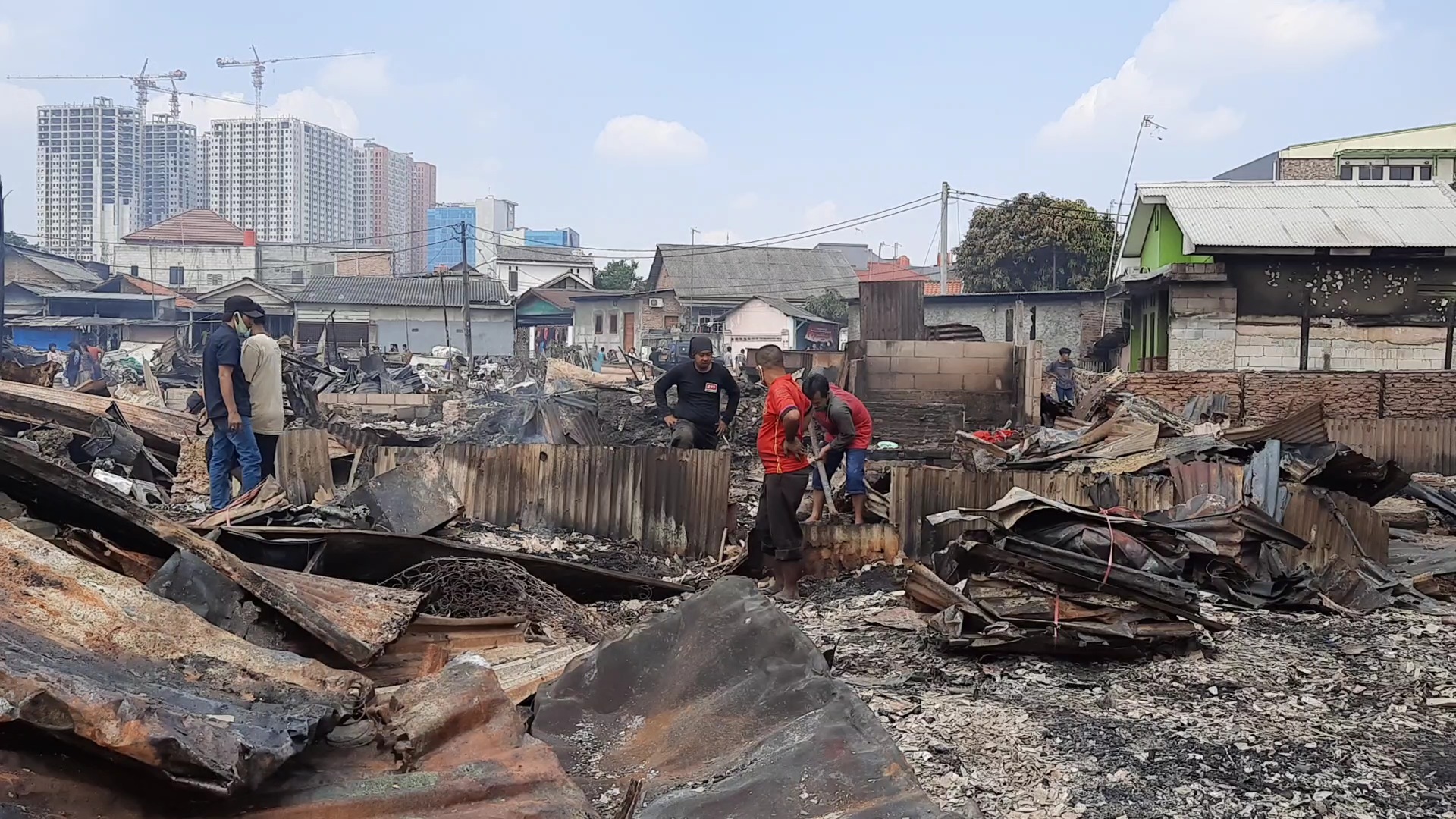 suasana-lokasi-kebakaran-di-komplek-lapak-barang-rongkos-dipunguti.jpg