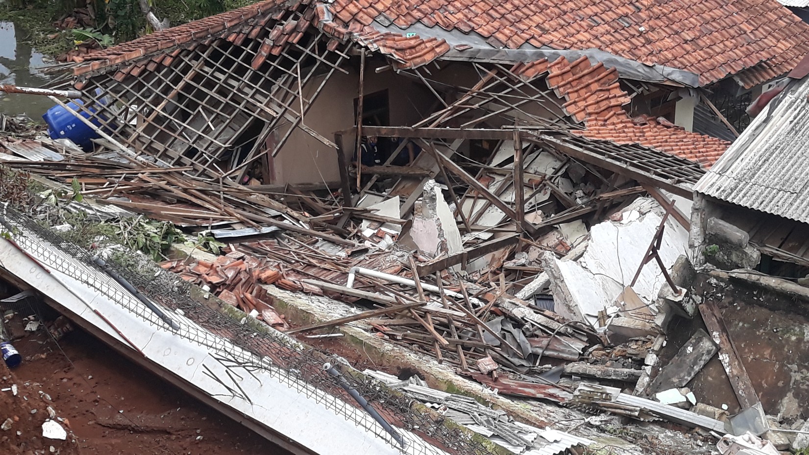suasana-longsor-dari-perumahan-melati-residence-yang-menimpa-sejumlah.jpg