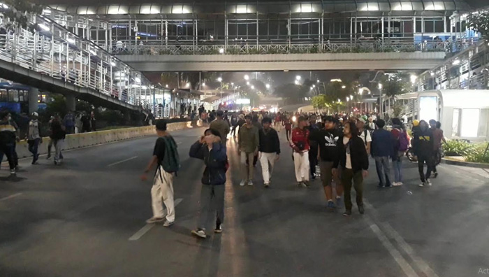 suasana-massa-aksi-berlarian-menjauh-ke-arah-jalan-jenderal.jpg