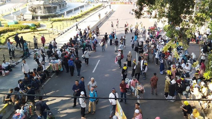 suasana-massa-aksi-sedang-berada-di-kawasan-jalan-medan-merdeka-barat.jpg