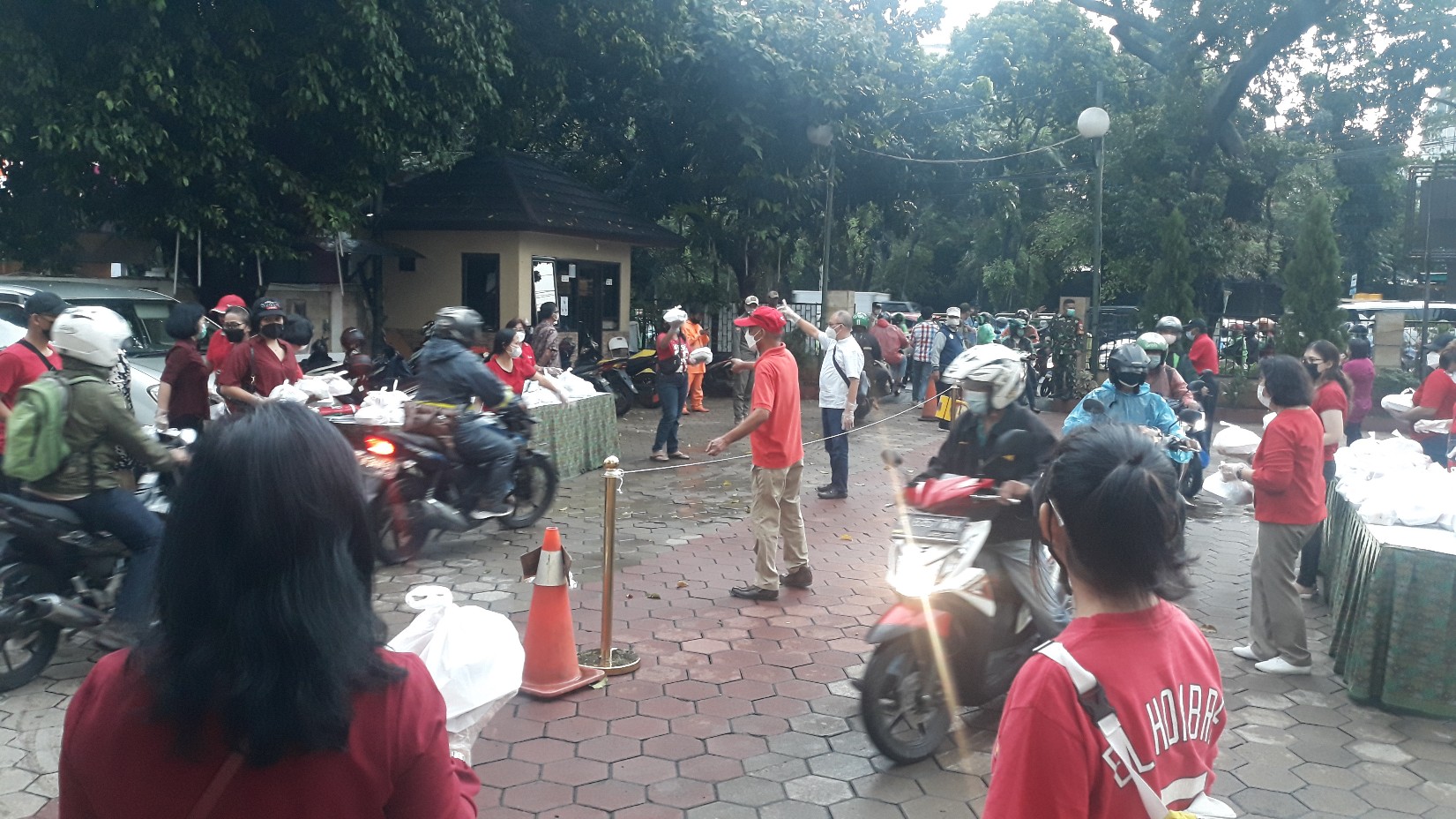 suasana-pembagian-takjil-dan-nasi-kotak-di-gpib-bukit-moria.jpg