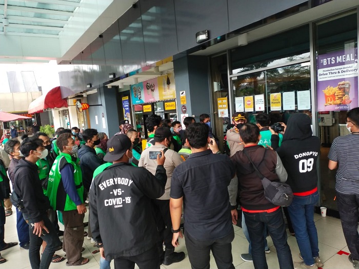 suasana-pembubaran-antrean-mcd-arion-rabu-962021.jpg