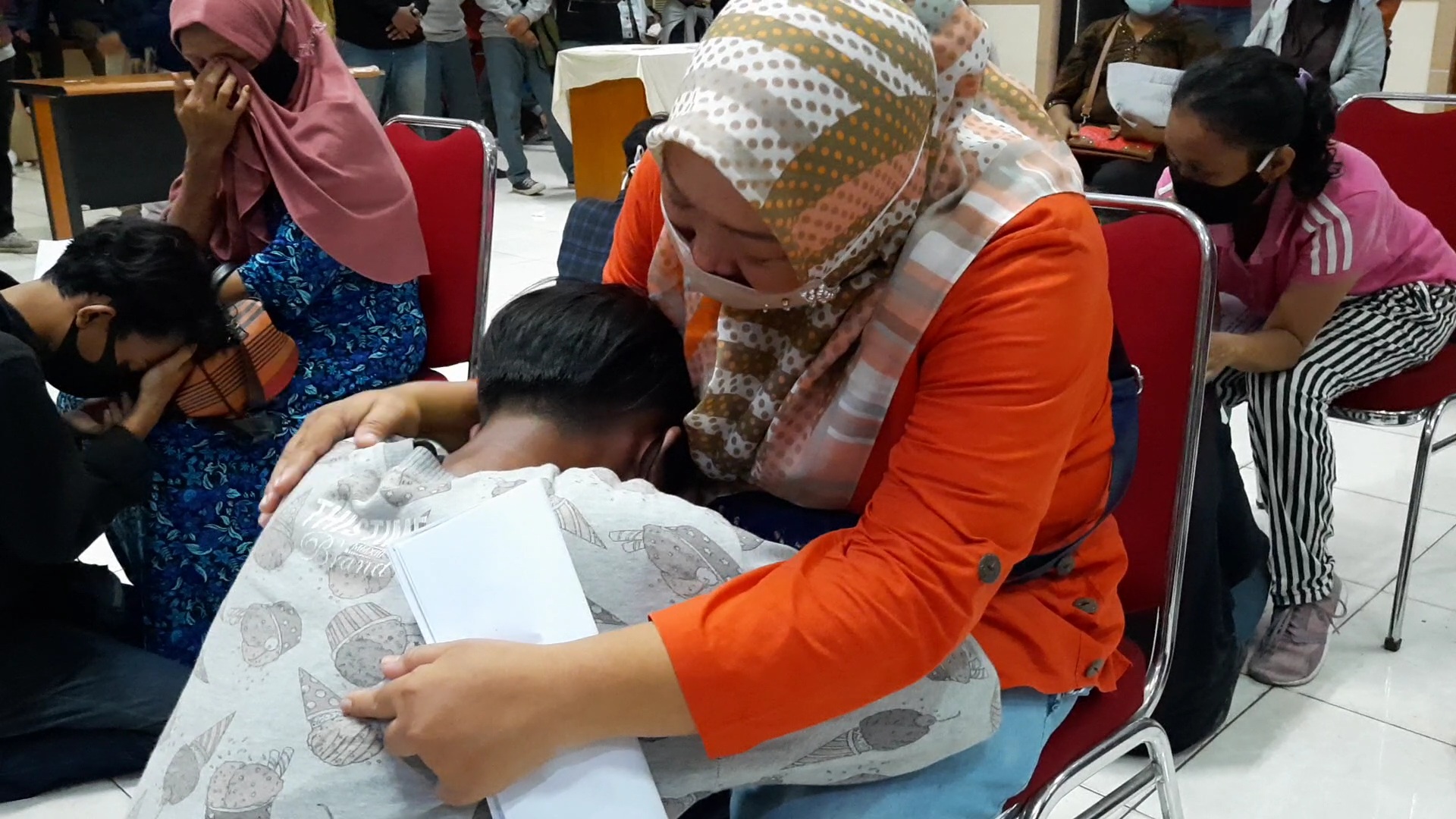 suasana-penjemputan-pelajar-yang-diamankan-usai-mengikuti-aksi-unjuk-rasa-tolak-uu.jpg