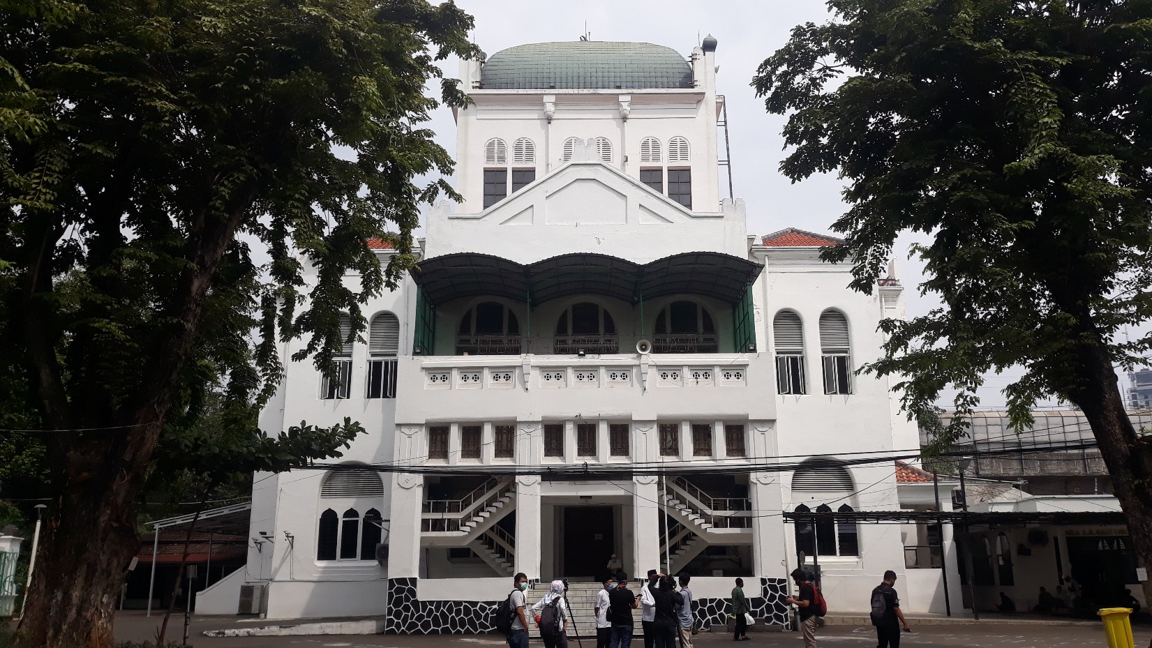 suasana-salat-jumat-berjemaah-di-masjid-cut-meutia-di-masa-psbb-transisi.jpg