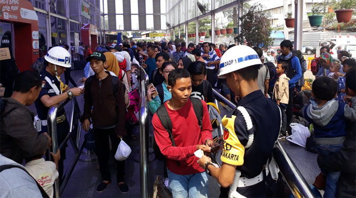suasana-stasiun-pasar-senen_20180613_195535.jpg