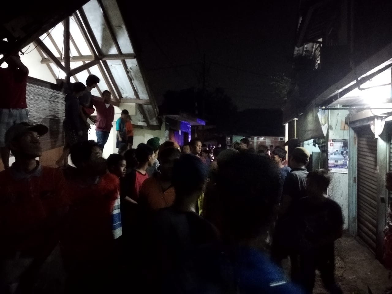 suasana-warga-mengerumuni-rumah-yang-terjadi.jpg