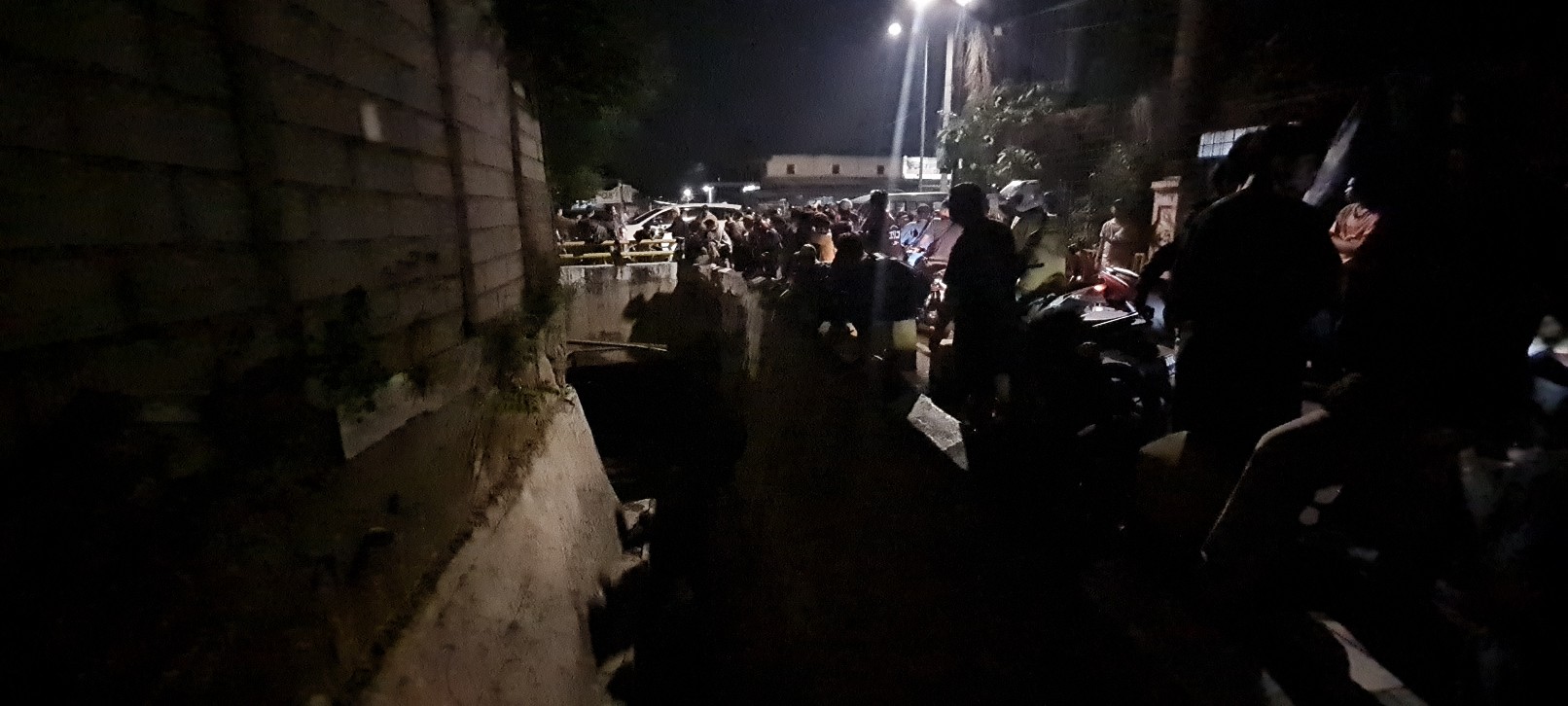suasana-warga-yang-menunggui-pelaku-jambret-jeruk-jakarta-barat-pada-selasa-3082022.jpg