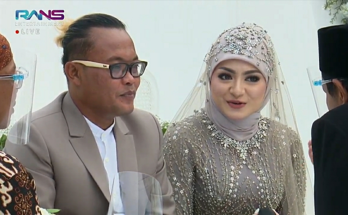 sule-dan-nathalie-holscher-pada-pesta-pernikahannya-minggu-15112020.jpg