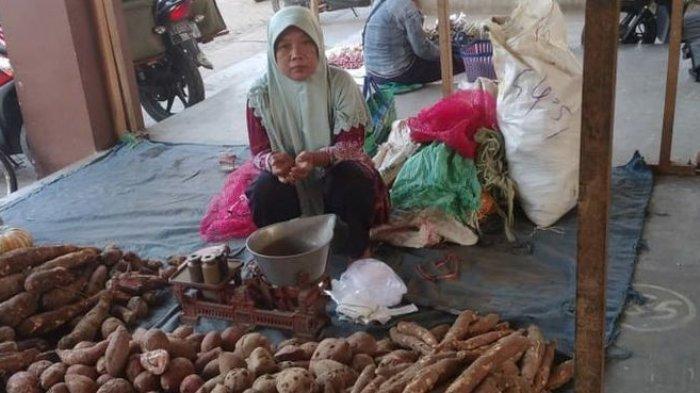 sumarni-penjual-ubi-yang-tertipu-yang-palsu-rp-100-ribu-yang-dilakukan-pembelinya.jpg
