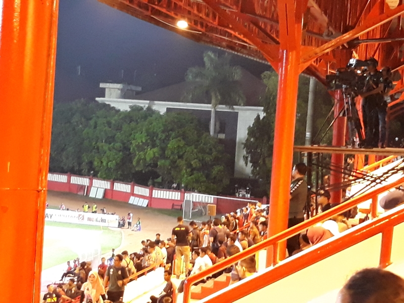 suporter-persib-bandung-terlihat-hadir-memberikan-dukungan.jpg