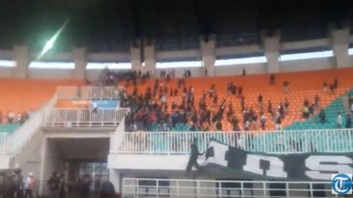 suporter-ricuh-paska-laga-ps-tira-persikabo-vs-persija-jakarta.jpg