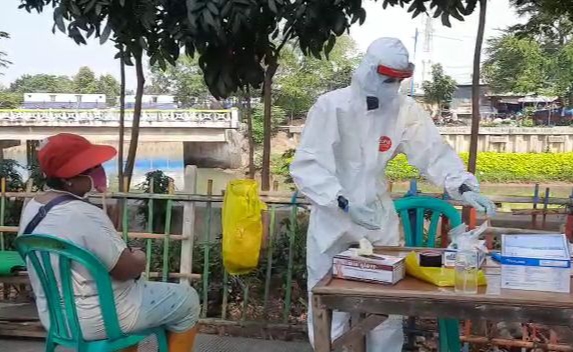 Ingat Keluarga, Pedagang Ikan di Pasar Kemiri Antusias Ikuti Swab Test