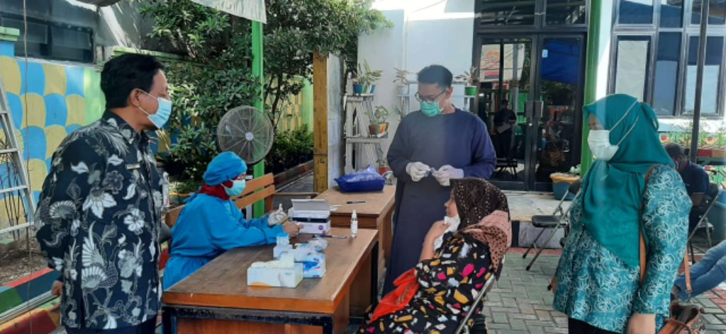 swab-test-antigen-untuk-pemudik-di-kelurahan-warakas.jpg