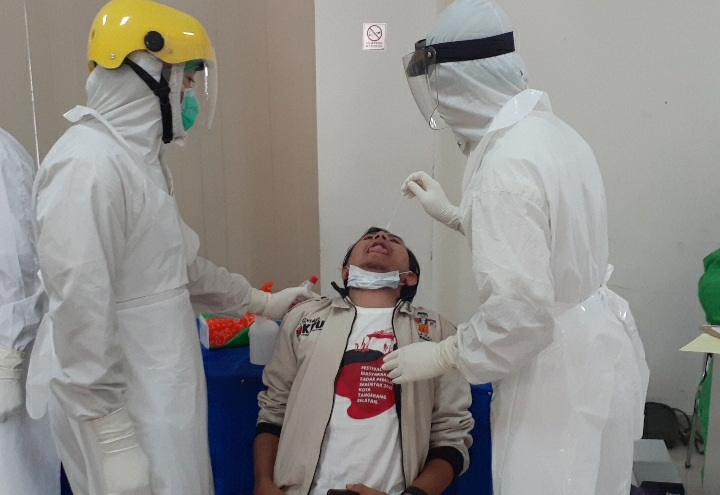 swab-test-di-kantor-kpu-tangsel-jalan-raya-serpong-setu-sabtu-12122020.jpg