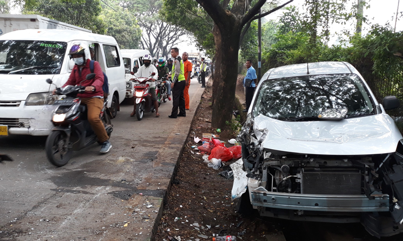 Diduga Mengantuk, Sopir Mobil Boks Tabrak Taksi Daring di Pamulang