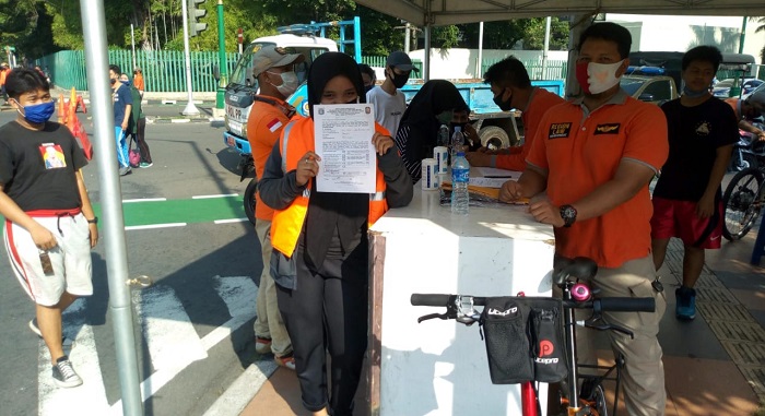 Tak Pakai Masker di Area CFD, 29 Warga Kena Sanksi Sapu Trotoar dan Denda Rp 250 Ribu