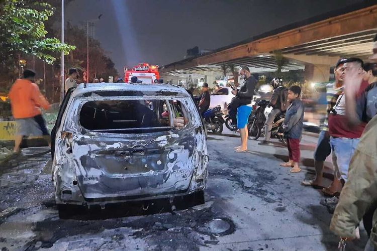 taksi-online-hangus-terbakar-di-kawasan-jala-kh-noer-ali-kota-bekasi-1172020.jpg
