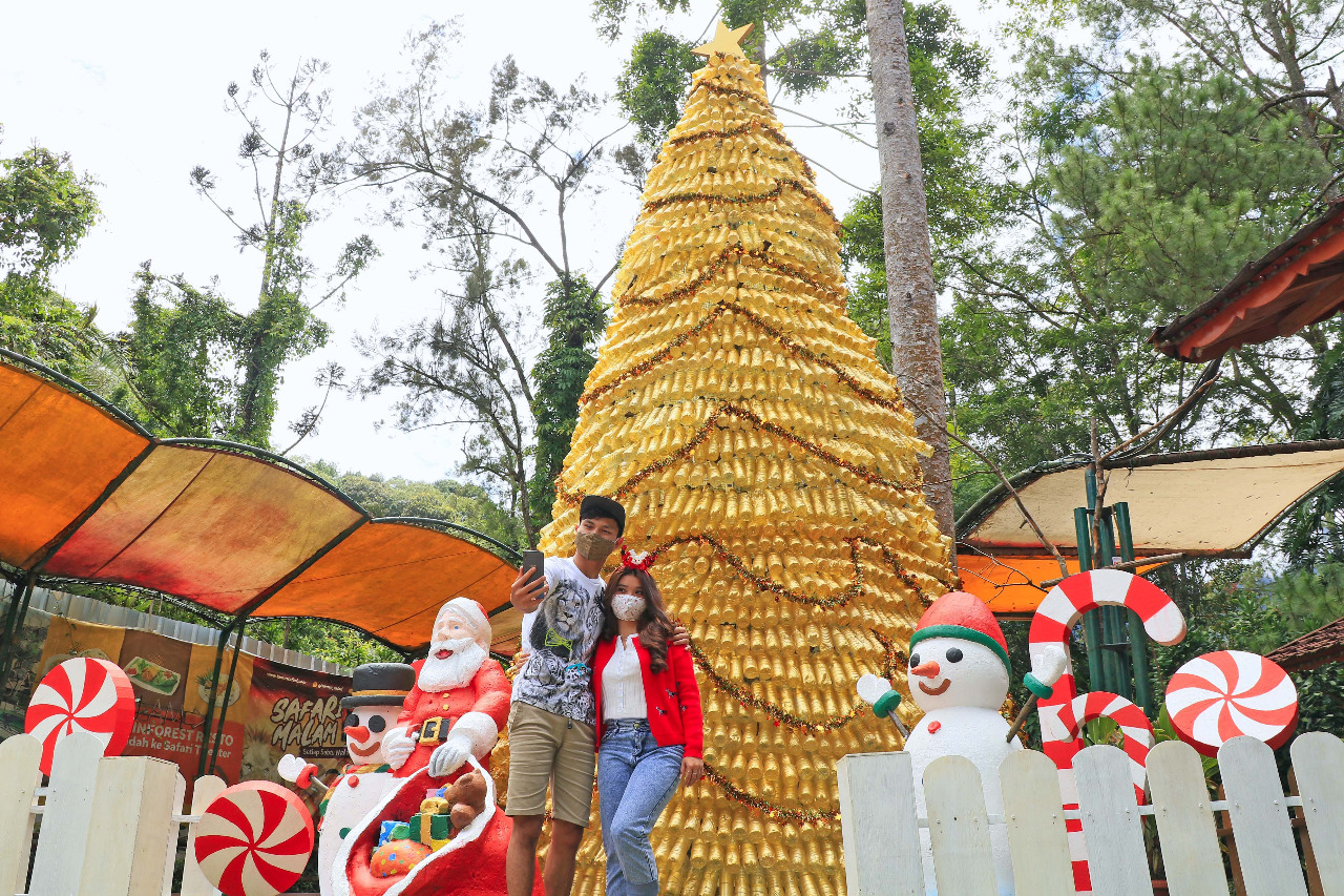 2020 Botol Bekas Disulap Jadi Pohon Natal di Taman Safari Bogor