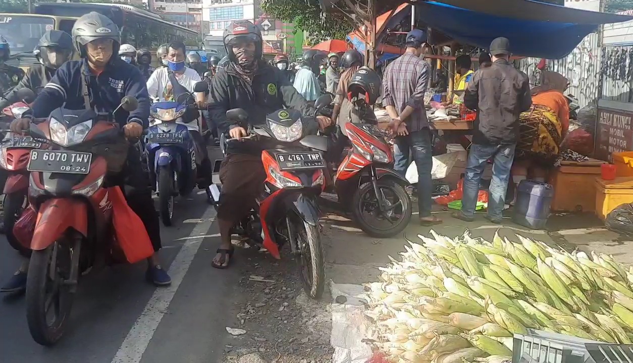 tampak-arus-lalu-lintas-dari-arah-cililitan-menuju-pasar-rebo-yang-tersendat-di-jalan-raya-bogor.jpg