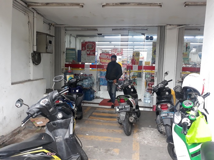 tampak-depan-minimarket-di-jalan-pramuka.jpg