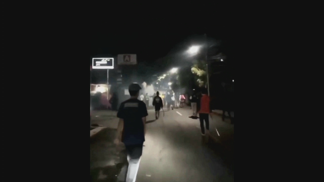 tampak-dua-kelompok-remaja-yang-tawuran-di-jalan-pkp-kelurahan-kelapa-dua-wetan.jpg