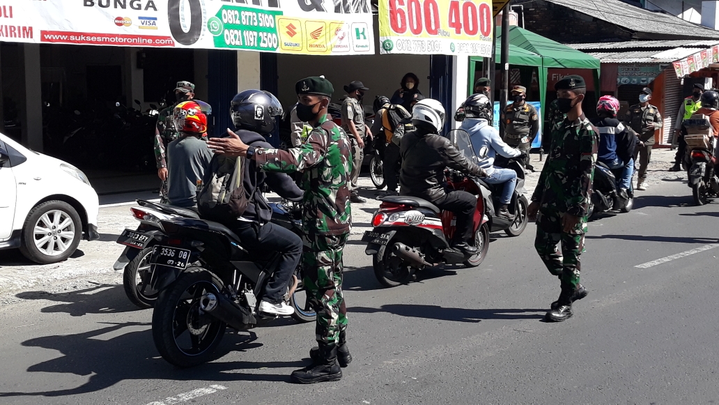 tampak-pos-penyekatan-mencegah-reuni-212-di-jalan-raya-bogor-5.jpg