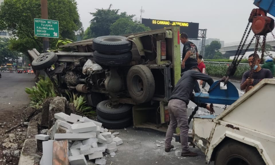 Tabrak Pembatas Jalan, Truk Pengangkut Hebel Terguling di Jalan MT Haryono Begini Kondisi Sopir