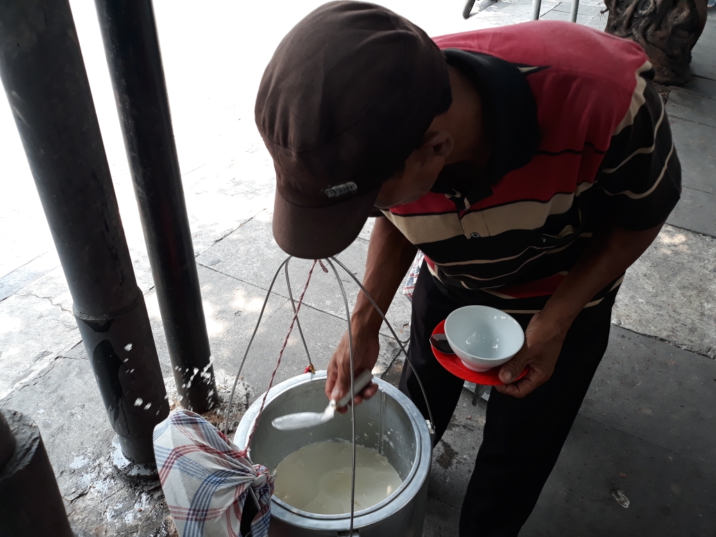 tarso-saat-menyajikan-kembang-tahu.jpg