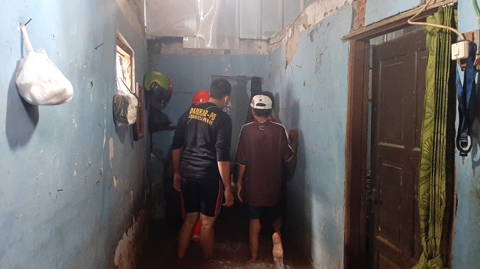 tembok-rumah-warga-jebol-1922021.jpg