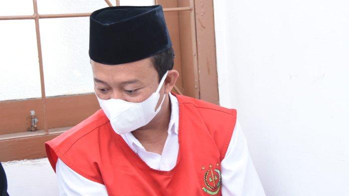 terdakwa-kasus-rudapaksa-13-santri-di-kota-bandung-herry-wirawan-saat-sidang-tuntutan.jpg